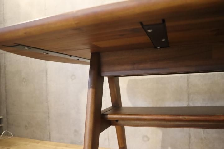 unico(ウニコ)のSWELLA(スウェラ)ダイニングテーブルW1400です unico(ウニコ)のSWELLA(スウェラ)ダイニングテーブルW1400です