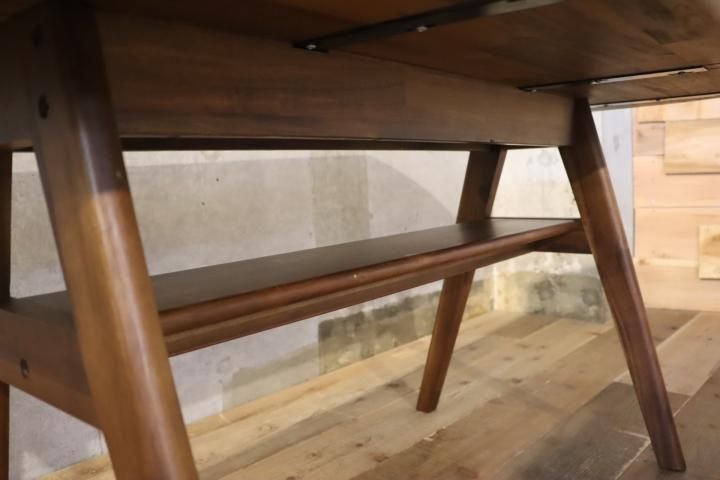 unico(ウニコ)のSWELLA(スウェラ)ダイニングテーブルW1400です unico(ウニコ)のSWELLA(スウェラ)ダイニングテーブルW1400です