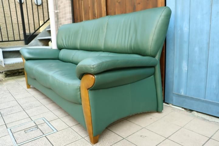 値下げ/karimoku(カリモク家具)の本革 3人掛けソファーです。レザー のグリーン系の色合いと温かな天然木の組み合わせはリビングをリラックス空間に!上品なデザインのトリプルソファです☆ - kokoelma -ココエルマ- 雑貨・中古家具・北欧家具・アンティーク家具の通販 値下げ/karimoku(カリモク家具)の本革 3人掛けソファーです。レザー のグリーン系の色合いと温かな天然木の組み合わせはリビングをリラックス空間に!上品なデザインのトリプルソファです☆ - kokoelma -ココエルマ- 雑貨・中古家具・北欧家具・アンティーク家具の通販