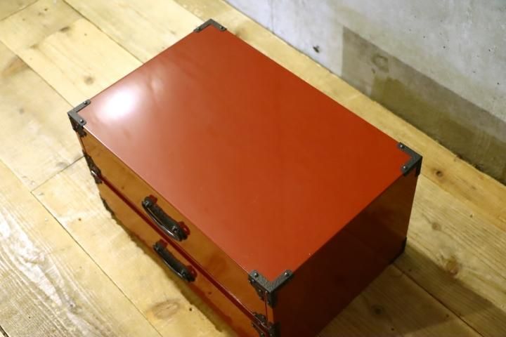 コンパクトサイズの時代箪笥です。朱塗りと手打ち金具の黒の コンパクトサイズの時代箪笥です。朱塗りと手打ち金具の黒の