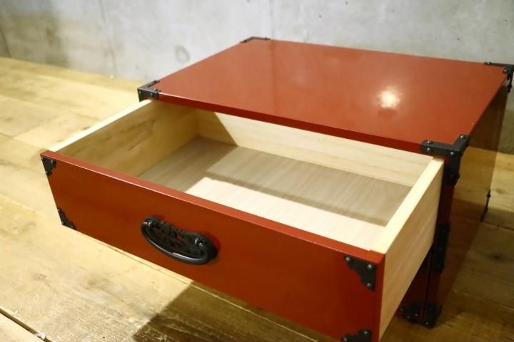 コンパクトサイズの時代箪笥です。朱塗りと手打ち金具の黒の