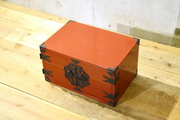 コンパクトサイズの時代箪笥です。朱塗りと手打ち金具の黒の