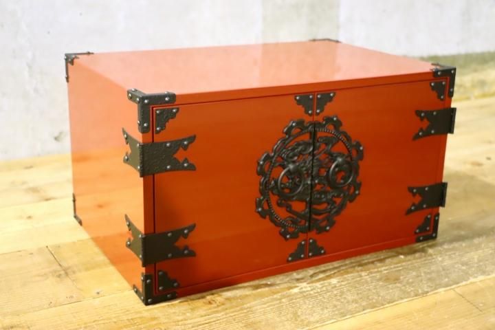 コンパクトサイズの時代箪笥です。朱塗りと手打ち金具の黒の