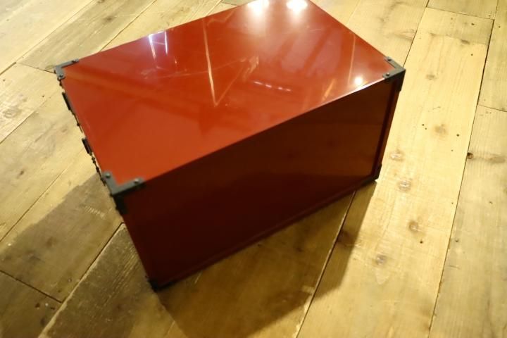 コンパクトサイズの時代箪笥です。朱塗りと手打ち金具の黒の