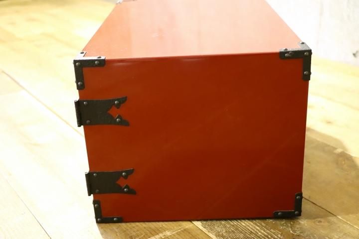 コンパクトサイズの時代箪笥です。朱塗りと手打ち金具の黒の コンパクトサイズの時代箪笥です。朱塗りと手打ち金具の黒の