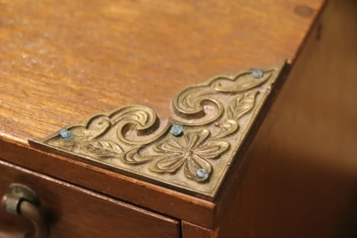 ★ 当時物 木製 チェスト 小物入れ 民芸家具 李朝 卓上チェスト 店舗什器 李朝調3段4杯 鍵付き小引き出しです。ゴールドの金具が魅力的な