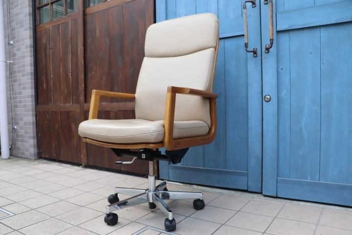 老舗家具メーカーHAMAMOTO(浜本工芸)のナラ無垢材を使用した書斎 老舗家具メーカーHAMAMOTO(浜本工芸)のナラ無垢材を使用した書斎