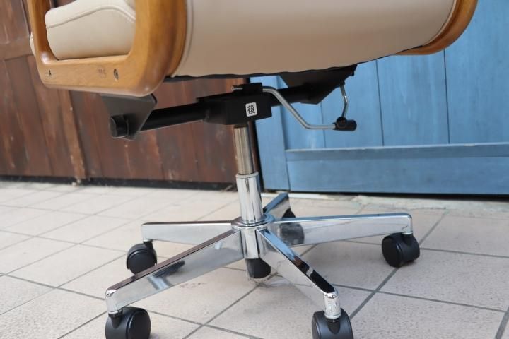 老舗家具メーカーHAMAMOTO(浜本工芸)のナラ無垢材を使用した書斎 老舗家具メーカーHAMAMOTO(浜本工芸)のナラ無垢材を使用した書斎