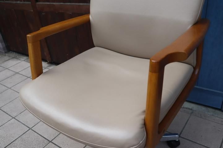 老舗家具メーカーHAMAMOTO(浜本工芸)のナラ無垢材を使用した書斎 老舗家具メーカーHAMAMOTO(浜本工芸)のナラ無垢材を使用した書斎
