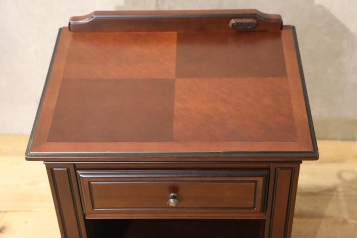 IDC OTSUKA(大塚家具)のHampton Court(ハンプトンコート) ベッドサイドチェストです！マホガニー材の落ち着いた雰囲気と 上品なデザインのコンパクトラック。英国ジョージアン様式 - kokoelma -ココエルマ- 雑貨・中古家具・北欧家具・アンティーク家具の通販  インテリア 
