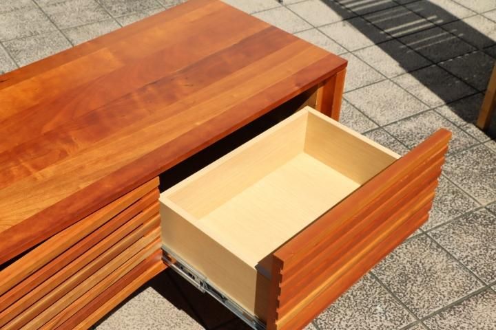 人気のkarimoku(カリモク家具)のHUシリーズのチェリー材テレビ 人気のkarimoku(カリモク家具)のHUシリーズのチェリー材テレビ