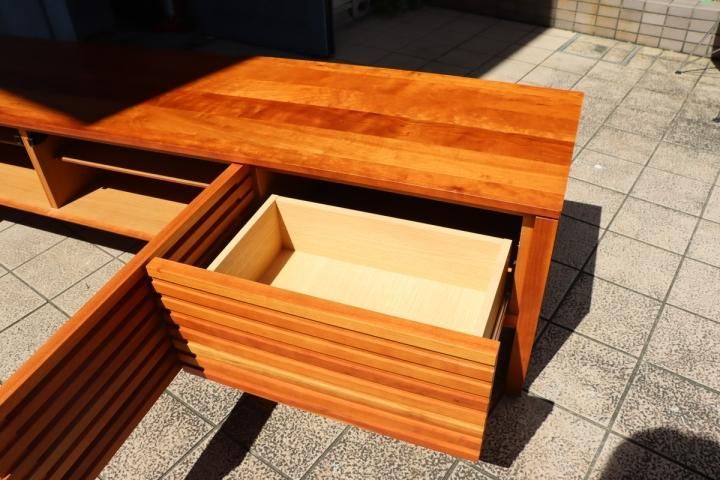 人気のkarimoku(カリモク家具)のHUシリーズのチェリー材テレビ 人気のkarimoku(カリモク家具)のHUシリーズのチェリー材テレビ