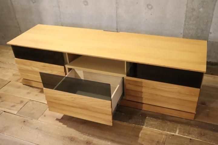 関家具よりオーク無垢材使用のテレビボード、BARCHE(バーチェ)の