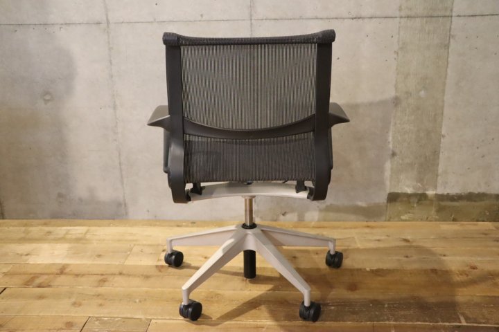 Hermanmiller(ハーマンミラー)社よりセトゥーチェア/マルチパーパスチェア5本脚タイプのオフィスチェア。キネマチック・スパイン採用で高さ調節のみであらゆる動きに従う革新的  なデスクチェア ！ - kokoelma -ココエルマ- 雑貨・中古家具・北欧家具・アンティーク家具の ...