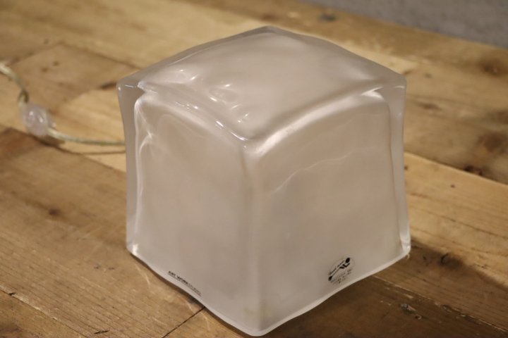 ARTWORKSTUDIO(アートワークスタジオ)のFrosty block lamp(フロスティブロックランプ)。氷をイメージしたシンプルなフロアランプは優しい光で間接照明やナイトスタンドにも♪②  - kokoelma -ココエルマ- 雑貨・中古家具・北欧家具・アンティーク家具の通販 インテリア ...
