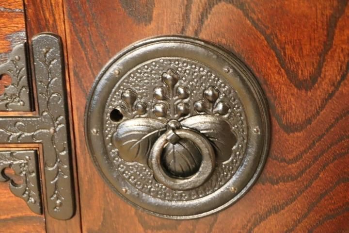 岩手の伝統工芸家具、岩谷堂箪笥 欅材を使用した漆塗り4段・5杯 岩手の伝統工芸家具、岩谷堂箪笥 欅材を使用した漆塗り4段・5杯
