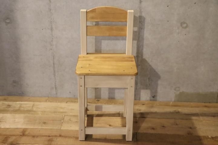 フレンチカントリー風のダイニングチェア。シャビ―な雰囲気と素朴で