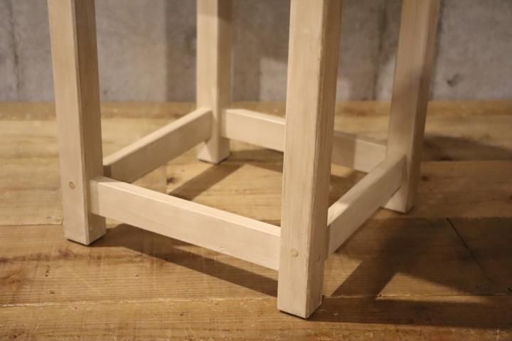 フレンチカントリー風のダイニングチェア。シャビ―な雰囲気と素朴で