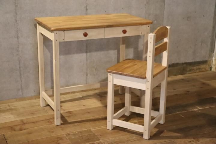 フレンチカントリー風のダイニングチェア。シャビ―な雰囲気と素朴で