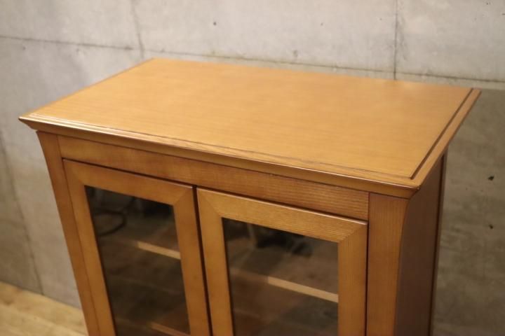 karimoku(カリモク家具)のキャビネット・ガラス扉です。シンプル karimoku(カリモク家具)のキャビネット・ガラス扉です。シンプル