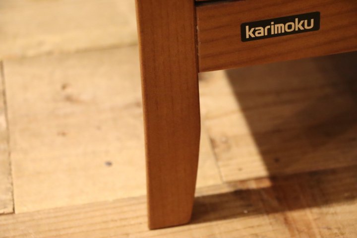 karimoku(カリモク家具)のキャビネット・ガラス扉です。シンプルで