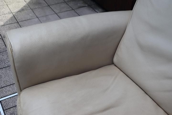 イタリアのブランドNATUZZI(ナツッジ)の総革張りシングルソファ イタリアのブランドNATUZZI(ナツッジ)の総革張りシングルソファ