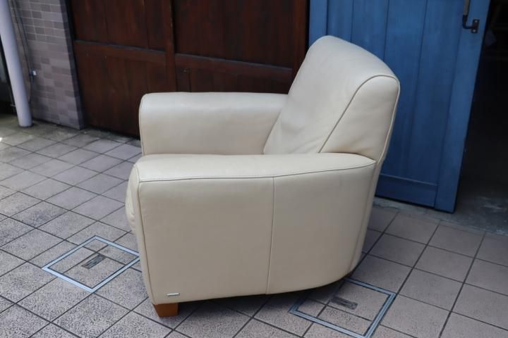 イタリアのブランドNATUZZI(ナツッジ)の総革張りシングルソファ イタリアのブランドNATUZZI(ナツッジ)の総革張りシングルソファ