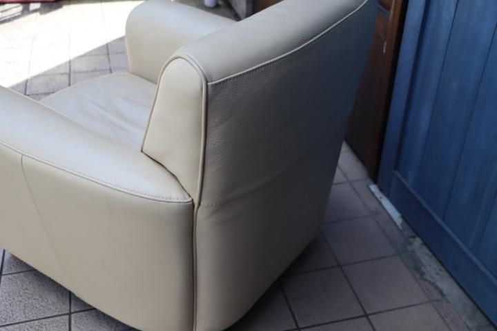 イタリアのブランドNATUZZI(ナツッジ)の総革張りシングルソファ イタリアのブランドNATUZZI(ナツッジ)の総革張りシングルソファ