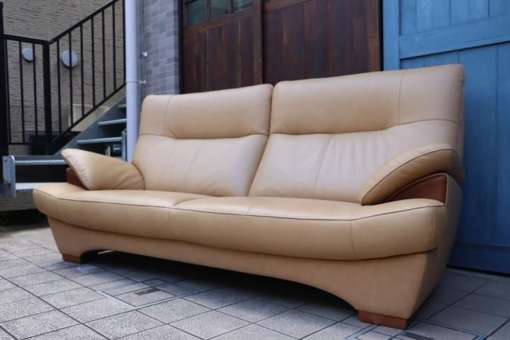 karimoku(カリモク家具)のブルックス 本革 3人掛けソファーです 