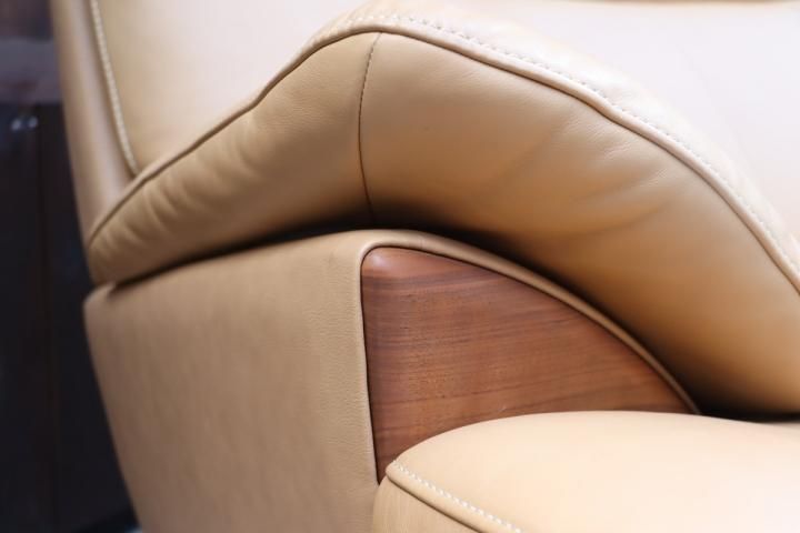 karimoku(カリモク家具)のブルックス 本革 3人掛けソファーです 