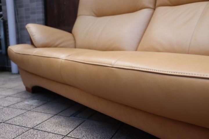 karimoku(カリモク家具)のブルックス 本革 3人掛けソファーです 
