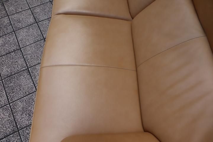 karimoku(カリモク家具)のブルックス 本革 3人掛けソファーです 