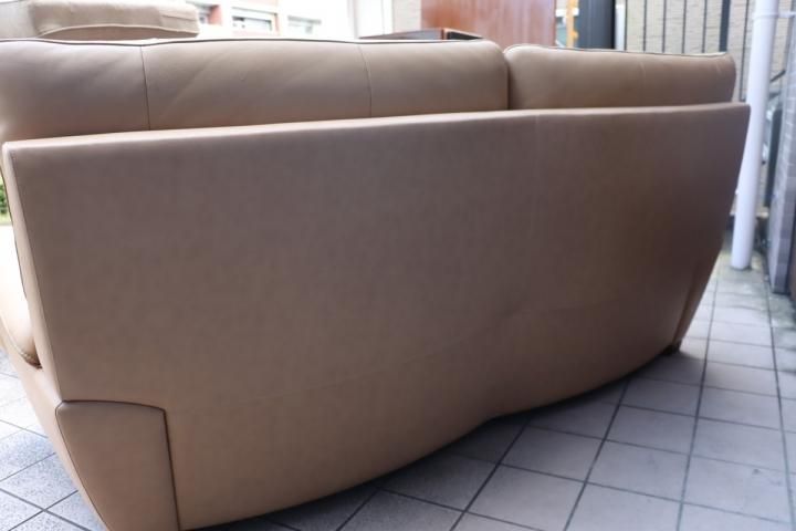 karimoku(カリモク家具)のブルックス 本革 3人掛けソファーです 