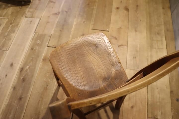 英国アンティークのエルム材を使用したダイニングチェアです