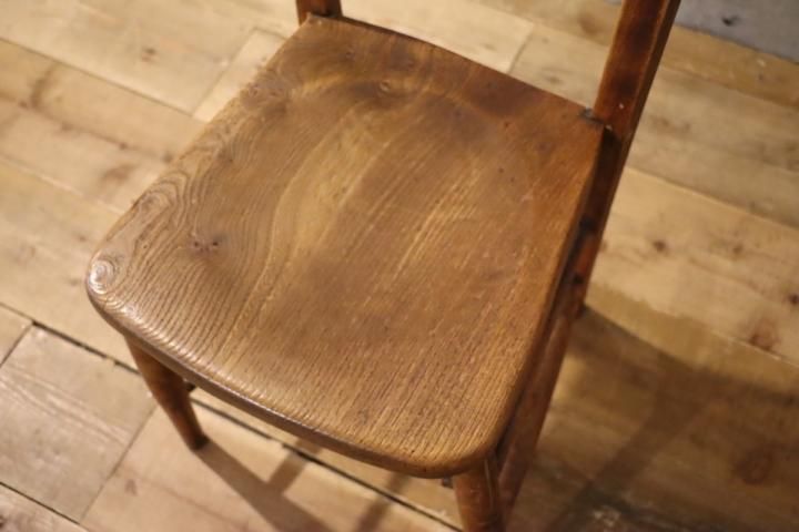 英国アンティークのエルム材を使用したダイニングチェアです 英国アンティークのエルム材を使用したダイニングチェアです