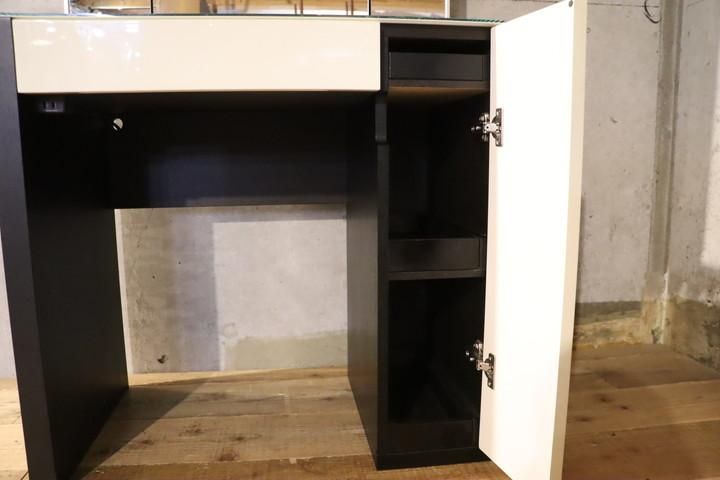 matsunaga(松永家具)よりドレッサーです。すっきりとしたフォルムと