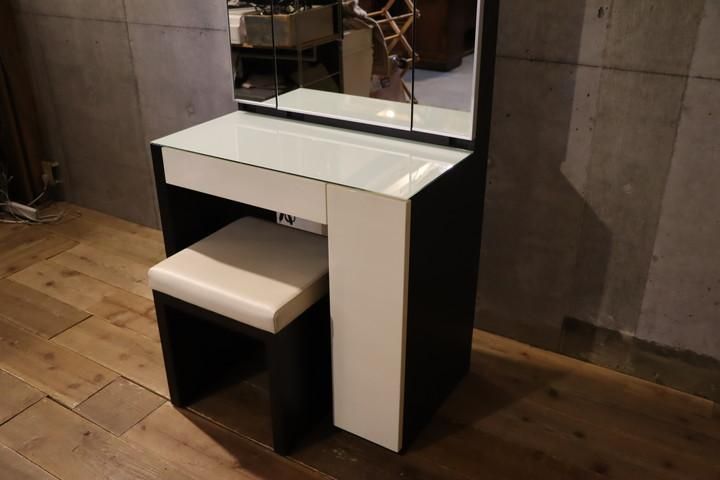 matsunaga(松永家具)よりドレッサーです。すっきりとした
