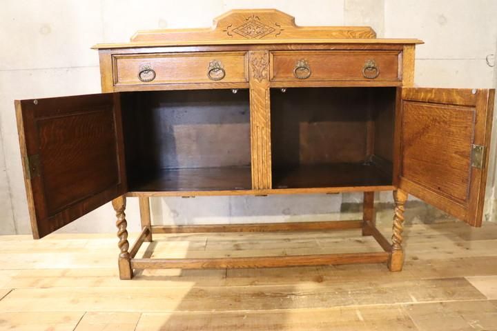 値下げ/アンティーク家具、北欧ビンテージ家具を取り扱う、LLOYD'S ANTIQUES(ロイズ・アンティークス)よりイギリス製のオーク材 サイドボード のご紹介です。クラシックで重厚感あるバフェ。 - kokoelma -ココエルマ- 雑貨・中古家具・北欧家具・アンティーク家具の通販 