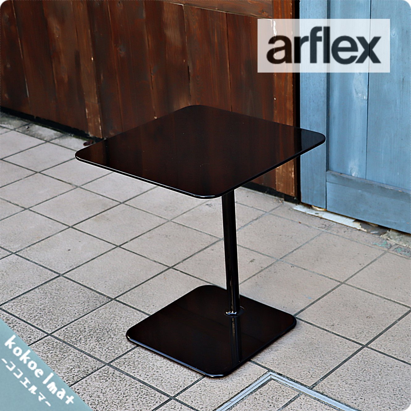 値下げ/arflex(アルフレックス)よりBLITS(ブリッツ)サイドテーブル  ブラックです。カンチレバー(片持ち)構造でソファへの差し込みが可能♪シンプルでモダンなデザインはお部屋のアクセントにも！ - kokoelma　 -ココエルマ- 