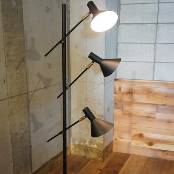 INTERFORM(インターフォルム)の3灯フロアスタンドです。シンプル INTERFORM(インターフォルム)の3灯フロアスタンドです。シンプル