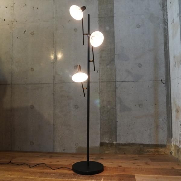 INTERFORM(インターフォルム)の3灯フロアスタンドです。シンプル INTERFORM(インターフォルム)の3灯フロアスタンドです。シンプル