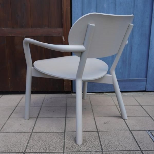 Castor Low Chair ‒ KARIMOKU NEW STANDARD (KNS)