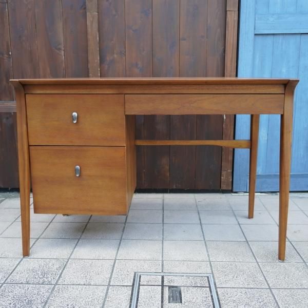 DREXEL(ドレクセル)社のウォールナット材を使用した片袖デスクです