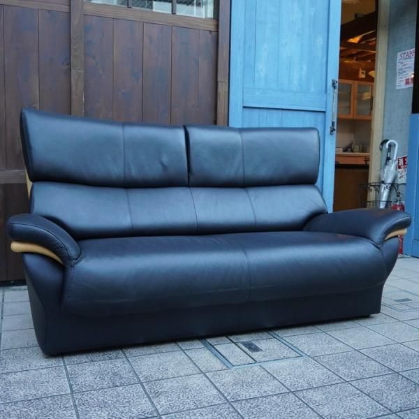 人気のkarimoku(カリモク家具)より総皮革2人掛けソファーです