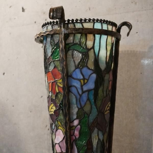 SYNDICAT VERRIER(サンディカヴァリエール)のシンビジウムを思わせる色鮮やかな花柄トーチ形ステンドグラスライト。スタイリッシュな形は 場所も取らず、お部屋を上質で華やかな空間に。店舗にも♪ - kokoelma -ココエルマ- 雑貨・中古家具・北欧家具・アンティーク家具の 