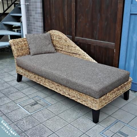 バナナリーフを使用した2人掛けソファです。ナチュラルな雰囲気