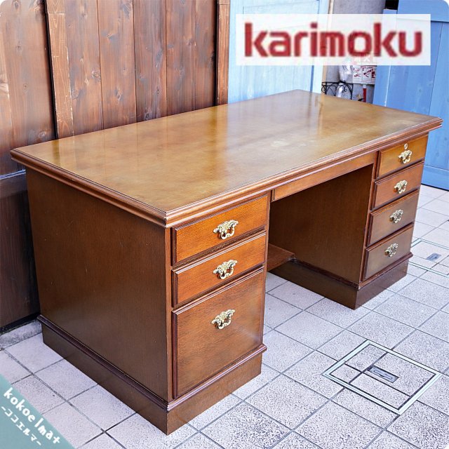 Karimoku(カリモク家具)の人気シリーズCOLONIAL(コロニアル)の両袖デスクです。アメリカンカントリースタイルのクラシカルな書斎机はお部屋を上品な空間に♪