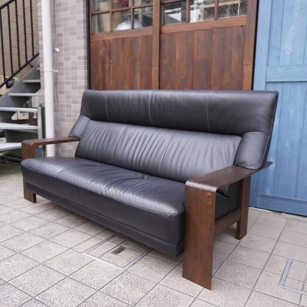 karimoku(カリモク家具)のダンテ 本革3人掛けソファです。モダン