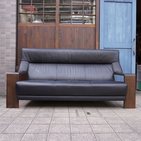 karimoku(カリモク家具)のダンテ 本革3人掛けソファです。モダンな 