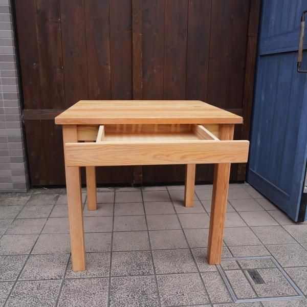 無印良品(MUJI)の天然木の節の表情が美しいパイン材ダイニングテーブルです！！ナチュラルな質感が優しい雰囲気♪コンパクトなサイズは2人 暮らしにもぴったりのテーブルです。 - kokoelma -ココエルマ- 雑貨・中古家具・北欧家具・アンティーク家具の通販 インテリア 